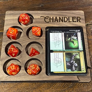Porte-cartes Dice N personnalisé - berceau de table en bois véritable - cadeau gaming MTG et MDN - contreplaqué d'érable ou de noyer - gravure personnalisée