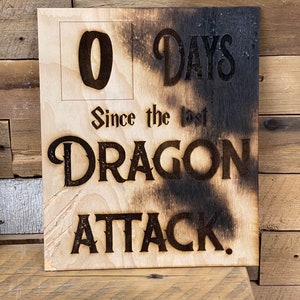 0 zero Days Since the Last Dragon Attack Sign – D&D Gameroom Decor – Burned Wood Fantasy Wall Art – Geek Gift for Dungeon Fans
