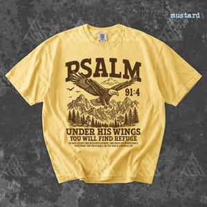 詩篇91:4 イーグルマウンテンシーンTシャツ、キリスト教聖句Tシャツ、信仰と聖書の一節Tシャツ、舞い上がる鷲と山のデザイン