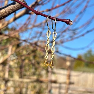 585 yellow gold, Catrin, earring, statement, hanging earrings, art, gold jewelry, goldsmiths, gemstone, healing stone