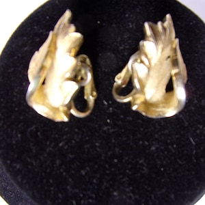 Vintage Gold Tone Crown Trifari Clip Back Leaves Earrings