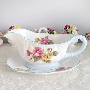 Shelley Begonia 13427 (Dainty Shape) Gravy Boat with Underplate - England