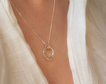 Collar minimalista con colgante de oro de 9 quilates y plata de ley reciclada martillada con halo