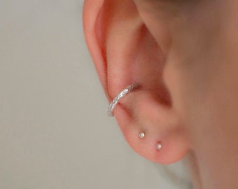 Manguito de oreja con textura delicada / Manguito de concha / Plata de ley reciclada / Joyería ecológica