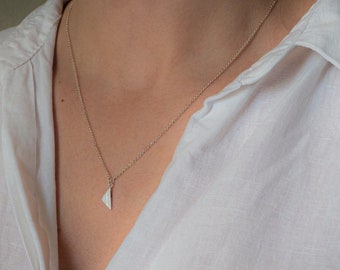 Collar con colgante geométrico de triángulo diminuto de plata reciclada / Plata de ley / Collar minimalista