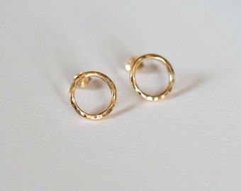Pendientes de círculo mediano martillado / Oro macizo reciclado de 9 quilates / Pendientes minimalistas / Ecológicos