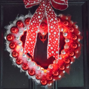 Couronne de coeur fantaisiste, couronne de coeur illuminée pour la Saint-Valentin, couronne d'ornement de coeur rouge et argent,