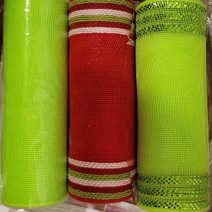 Puede incluir: Tres rollos de cinta de malla verde y roja. La cinta roja tiene rayas blancas. La cinta verde tiene un borde brillante.