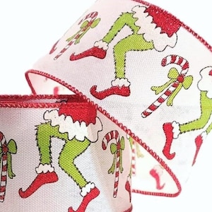 Könnte beinhalten: Weißes Band mit rotem Rand, das ein sich wiederholendes Muster aus grünen Elfenbeinen mit roten Stiefeln und Zuckerstangen mit roten und weißen Streifen zeigt.