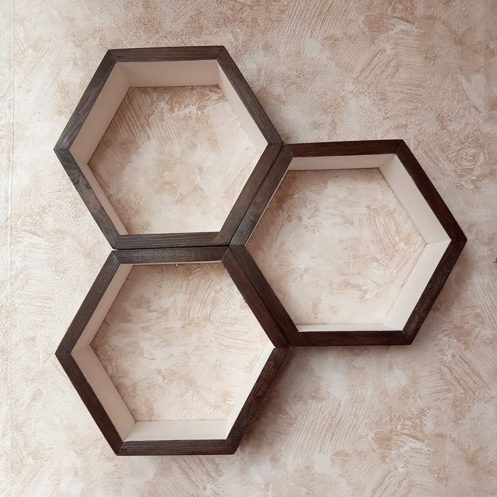 estantes de madera hexagonales