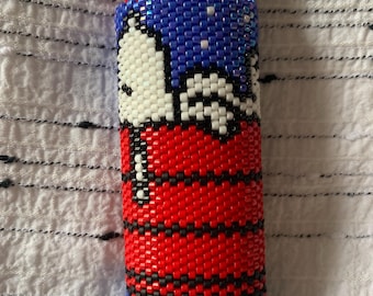 Estuche para encendedor con cuentas de Snoopy en una caseta de perro