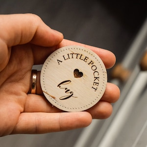 Kleine Tasche Hug Holz Herz Token, Miss You Note, Isolation Geschenk Stay Home Stay Safe | Briefkasten Geschenk für Freund, Lockdown Geschenk