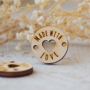 Handgefertigt mit Liebe von | Personalisierte Logo-Produktanhänger, Holzknöpfe für Gestrickte und Häkelartikel, kundenspezifische Logo-Holzknöpfe