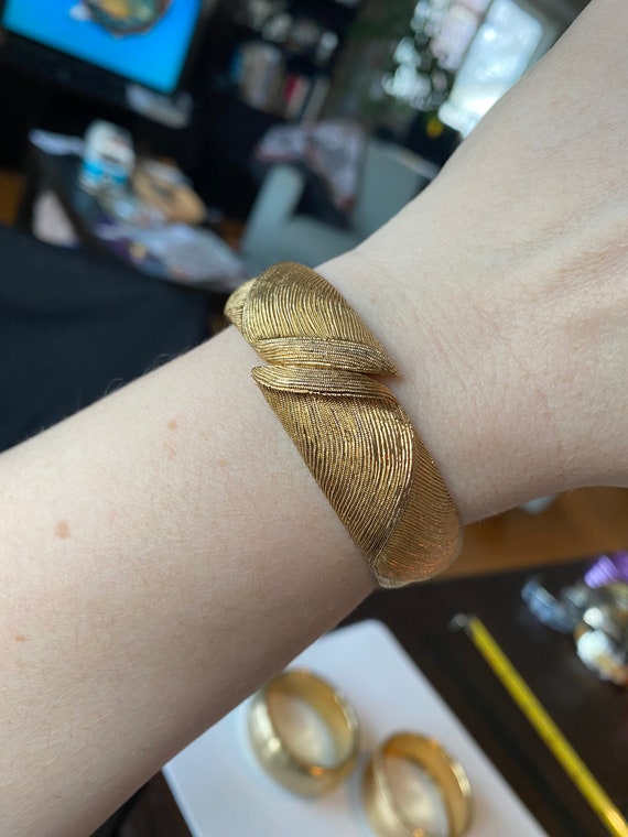 Assorted vintage hinged bangle bracelets. Each so… - image 4