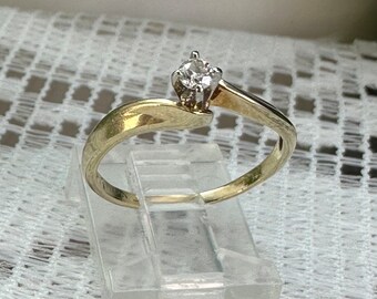 Vintage 10k solid gold engagement ring/ promise ring/ sweetheart ring with genuine diamond. Size 7.