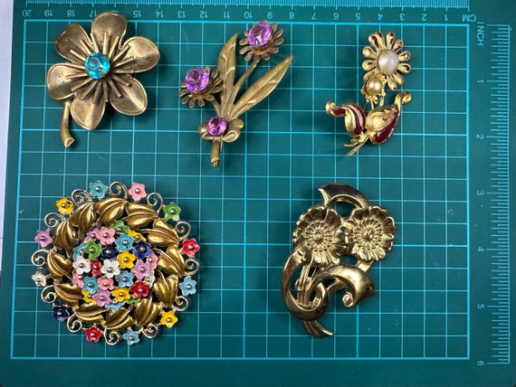 Assorted vintage and antique brooches. Each sold … - image 8