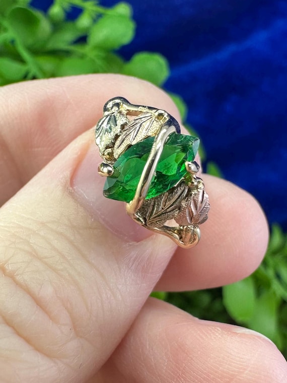 Vintage Lanstroms Black Hills 10kt gold ring with green stone. Size 6.