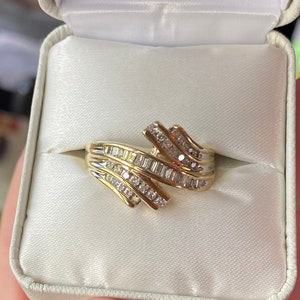 Vintage 10kt yellow gold ring with 41 genuine diamonds. Size 10.