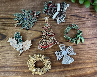 Assortiment de broches vintage sur le thème de Noël. Chacun est vendu séparément.