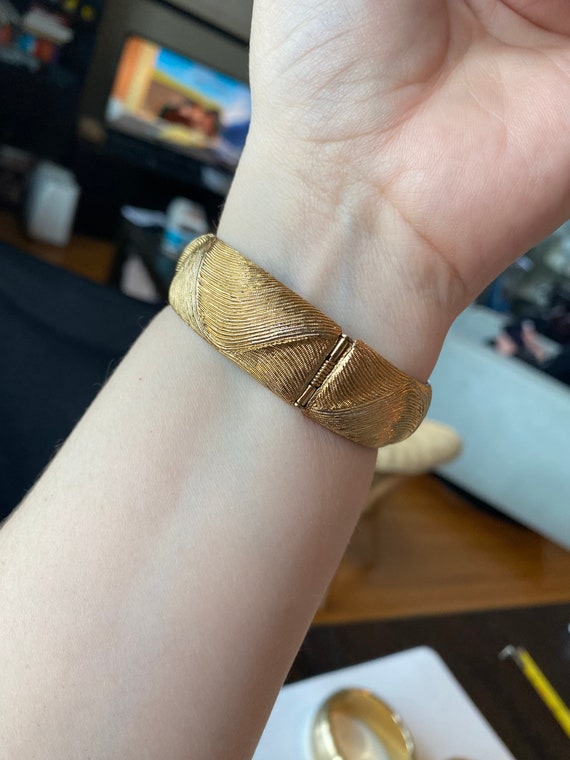 Assorted vintage hinged bangle bracelets. Each so… - image 5