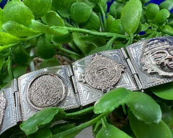 Vintage 1950s sterling silver pictorial panel bracelet. Fine craftsmanship with stunning detail. Weighs 41g.