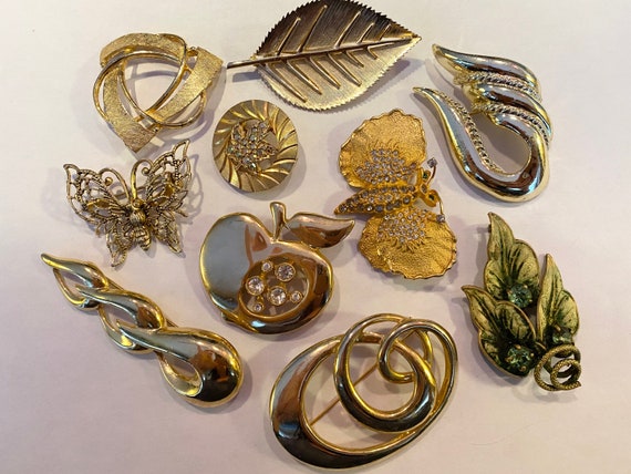 Gold coloured brooches deals