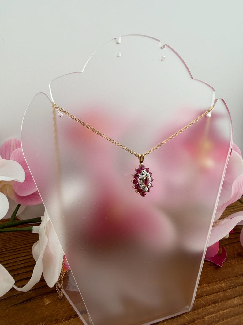Vintage 10kt yellow gold pendant with rubies and genuine diamonds on yellow gold rope chain. afbeelding 7