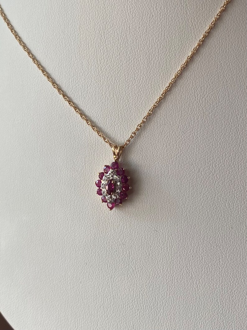 Vintage 10kt yellow gold pendant with rubies and genuine diamonds on yellow gold rope chain. afbeelding 12