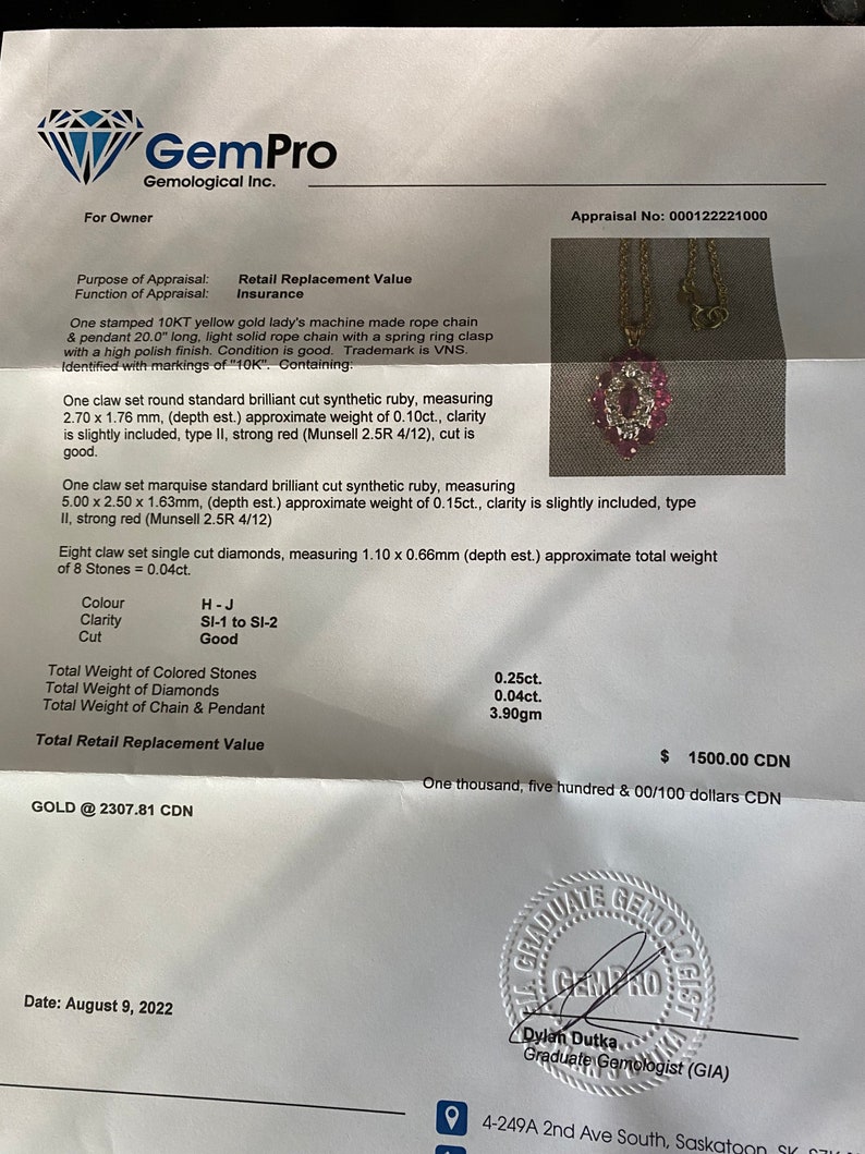 Op de afbeelding: Een GemPro Gemological Inc. taxatierapport gedateerd 9 augustus 2022 voor een 10 karaats geelgouden touwketting en hanger. Het document bevat een foto van het sieraad, dat een centrale cluster van rode synthetische robijnen en diamanten toont.