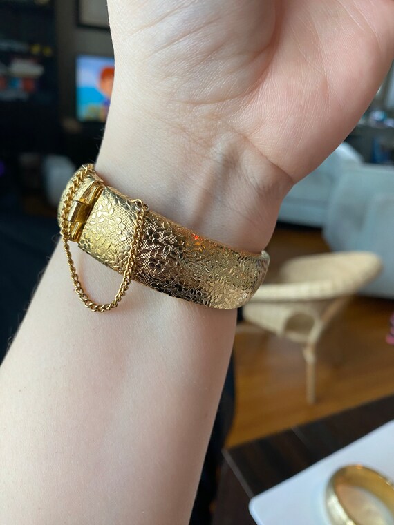 Assorted vintage hinged bangle bracelets. Each so… - image 9