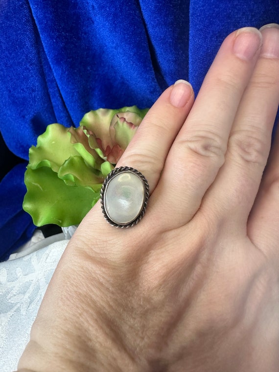 Vintage Navajo mother of pearl and silver ring- s… - image 4