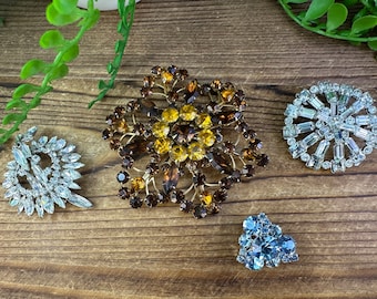 Broche Vintage En Lucite Incrustée De Strass Bleus - Relief, Occasion Bon état