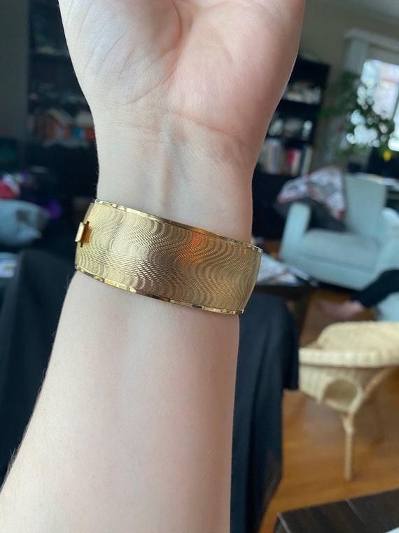 Assorted vintage hinged bangle bracelets. Each so… - image 3