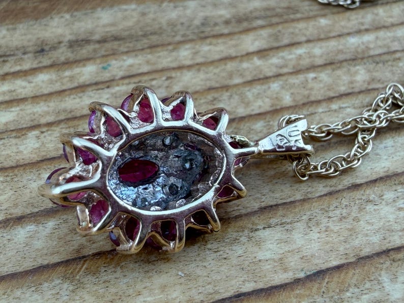 Vintage 10kt yellow gold pendant with rubies and genuine diamonds on yellow gold rope chain. afbeelding 14