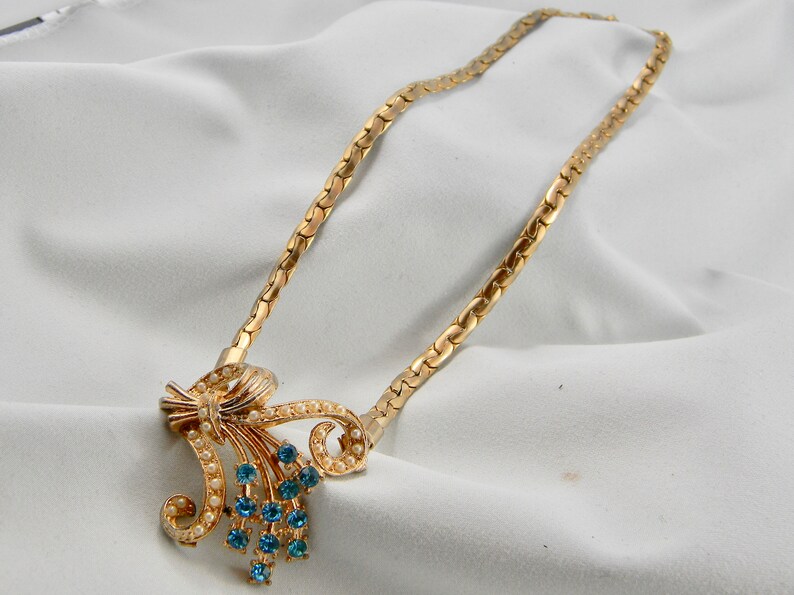 Vintage gold coloured necklace with synthetic pearl and rhinestone accents. image 4