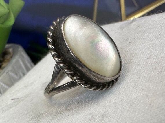 Vintage Navajo mother of pearl and silver ring- s… - image 3