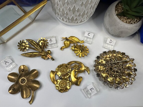 Assorted vintage and antique brooches. Each sold … - image 2