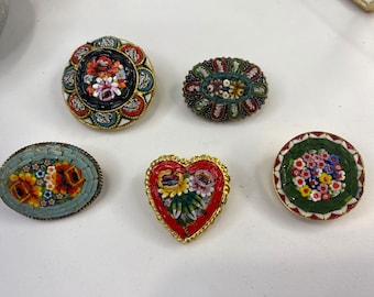 Broches miniatures en mosaïque. Fabriqué en Italie. Chacun est vendu séparément.