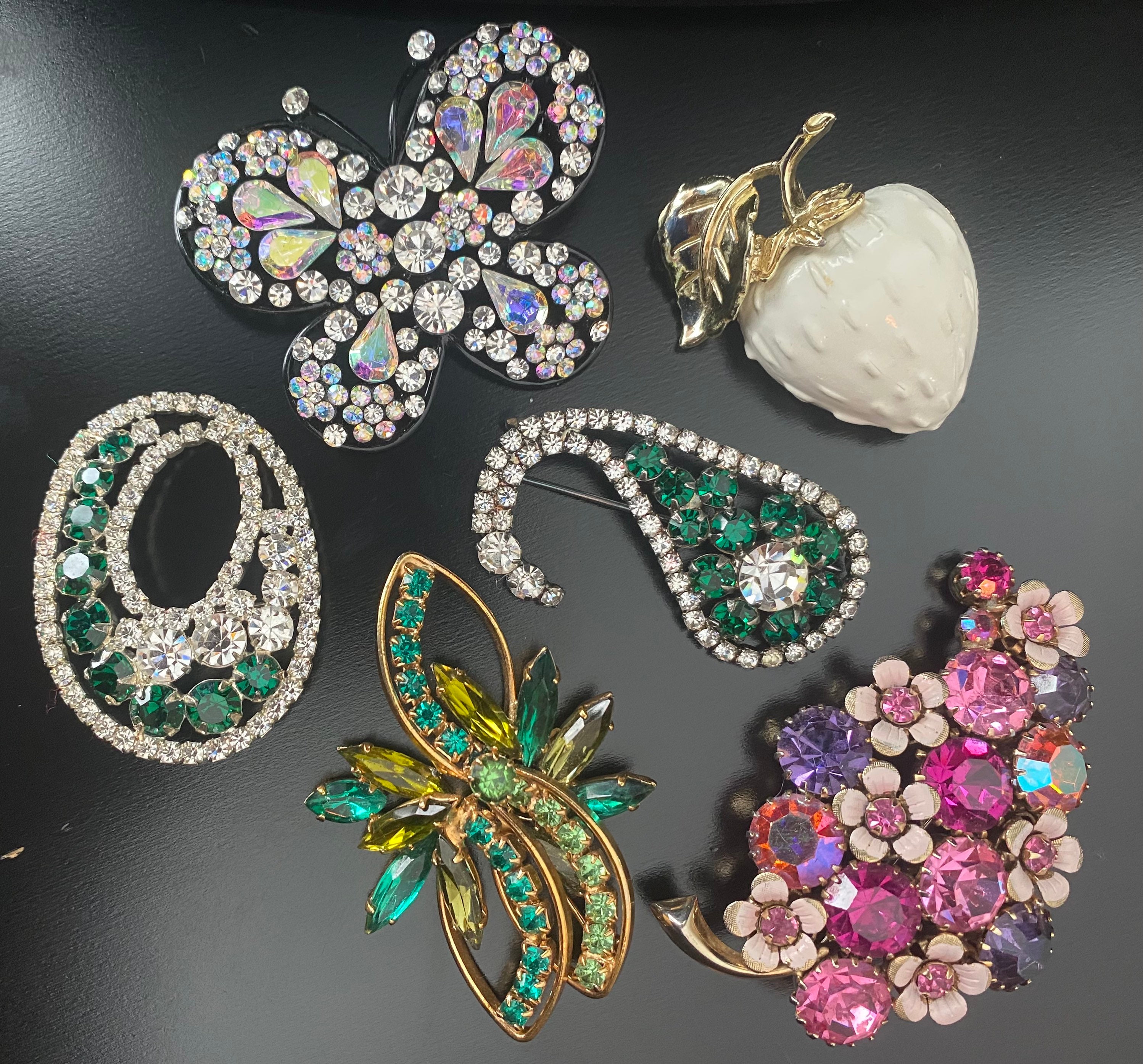 Vintage brooches in bulk shop