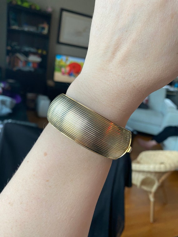 Assorted vintage hinged bangle bracelets. Each so… - image 6