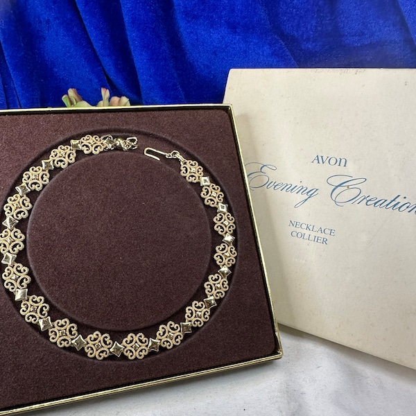 Vintage Avon 1971 Precious Pretenders Gold Necklace in original box and sleeve