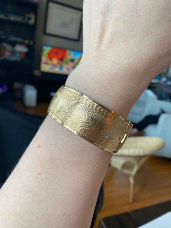 Assorted vintage hinged bangle bracelets. Each so… - image 2