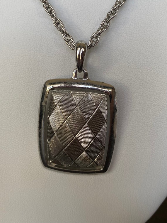 Silver coloured chain and rectangular engraved pe… - image 2