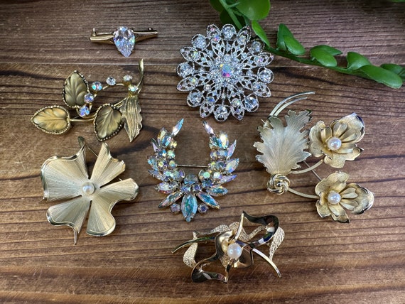 Assorted Vintage coloured rhinestone, faux pearl and gold coloured Brooches. Each sold separately.