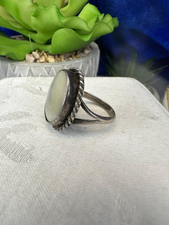 Vintage Navajo mother of pearl and silver ring- s… - image 6