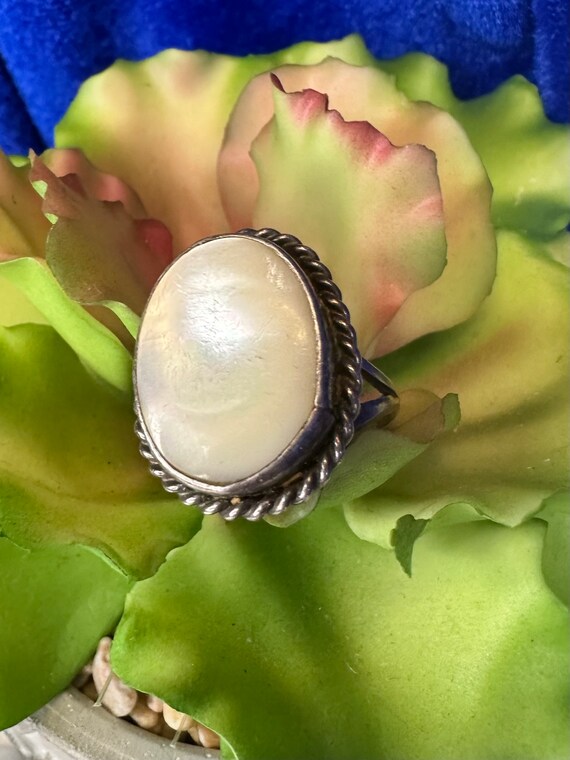 Vintage Navajo mother of pearl and silver ring- s… - image 2