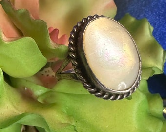 Vintage Navajo mother of pearl and silver ring- size 6 1/4