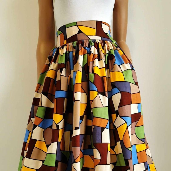 Falda a media pierna con estampado africano NEVAEH, 100 % algodón encerado, hecha a mano en el Reino Unido