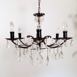 Lustre Antique en Laiton, France avec Pampilles de Cristaux, 6 lumières Lustre de salle à manger de style baroque