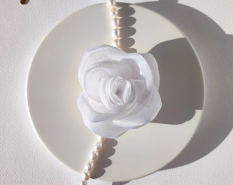 Weiße Blumen Choker mit Perlen Halskette, Kleine Blumen Brosche für Frauen